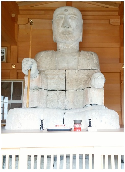 凝灰岩を使っ た組石造りの地蔵像